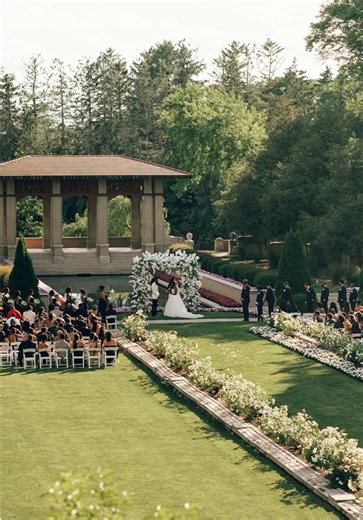 There’s something about @armourhouseweddings, the grand staircases, the manicured gardens, and the way the light moves through those historic windows, that makes a wedding feel both refined and deeply personal. It’s the kind of venue where portraits feel editorial, ceremonies feel intimate, and receptions unfold with effortless flow. We love guiding our couples here, honoring the architecture, curating a design that complements the estate, and ensuring every transition feels seamless from vows t