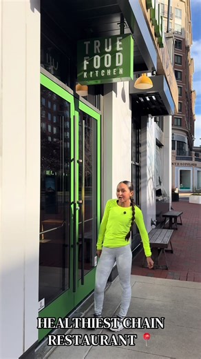 Fast food isn’t even cheap anymore… and you’re still paying top dollar for junk ingredients 🤯 If I’m spending $15–$20 to eat out, I want: • real ingredients • no seed oils • food that actually makes me feel good That’s why True Food Kitchen keeps making my “healthiest chain restaurant” list. Pizza, burgers, fries, dessert — without the ingredient regret. If I’m gonna spend the money, it’s gonna be on real food, not inflammation. Not sponsored *