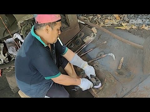 Pandaibesi tradisional menajamkan parang..d bantu subscribe y bosku