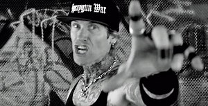 BUCKCHERRY Singer, Guitarist Launch SPRAYGUN WAR Project; 'OMG' Video Released