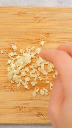 TUTORIAL: https://feelgoodfoodie.net/recipe/how-to-cut-garlic/ How do you cut garlic? Here I show you the easiest and best way to crush, cut, chop, slice, and mince garlic cloves to flavor your recipes plus storage tips! | Feel Good Foodie