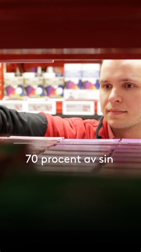 Unga vill bilda familj, men Sverige har gjort det till en lyxvara. Ska vi vända trenden måste unga få råd att leva – inte bara överleva. Läs mer i vår senaste rapport om ungas ekonomi. Ljud från SR. | LO Sverige