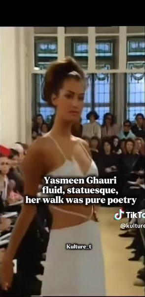 1990s Supermodels Showcase in Iconic Runway Fashion