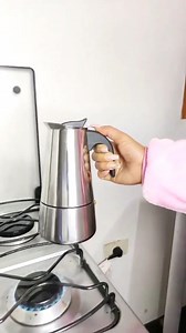 CAFETERA ITALIANA DE ACERO INOXIDABLE! ☕🤩🔝 ▪️Ideal para preparar el mejor café al instante y con un sabor único ▪️Método de preparación al estilo italiano por ebullición ▪️Compatible con cocinas a inducción, infrarrojo, vitrocerámica y fuego ▪️Capacidad: 9 tazas / 550ml PRECIO: 109.000Gs ⏩ Pedidos y consultas al WhatsApp 0981173763 📲👌🏼 | ALL Import