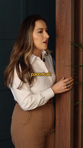 Segundo a advogada especialista em guarda e convivência, Dra. Michelle Albertini, se houver indícios de alienação parental ou descumprimento da convivência, o pior caminho é partir para discussões e conflitos. Evite bate-bocas, ameaças ou atitudes impulsivas. O mais importante é documentar o que está acontecendo e buscar uma estratégia jurídica adequada para proteger o vínculo com a criança. 📱 Já aproveita pra seguir e saber mais sobre os seus direitos de família: @michellealbertini – Michelle 