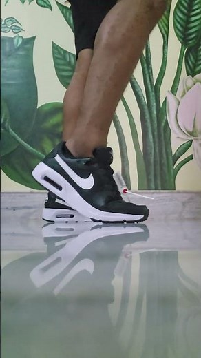 Fresh out the box. 👟🔥 Unboxing the Nike Air Max SC—that heritage track look never gets old.