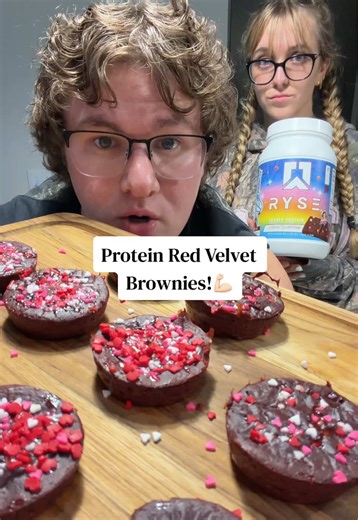 Red Velvet High Protein Brownie Muffins!💪🏻 Ingredients — Dry • 30g Ryse Cosmic Brownie Protein Powder (Code: CJ) • 25–30g all-purpose flour • 1 packet (28g) sugar-free chocolate fudge Jell-O mix • ½ tsp baking powder • Pinch of salt • 1–2 tbsp sweetener (optional, depending on your taste — reduce if you want less sweet) Ingredients — Wet • 170g nonfat Greek yogurt • 90g pumpkin purée • 2 large eggs • 1½ tsp vanilla extract • 1 tsp white vinegar • 1–1½ tsp red food coloring #baking #eating #foo