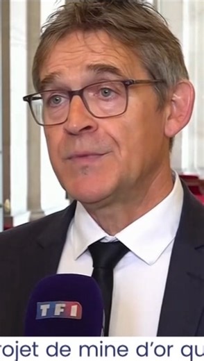 ⚠️Permis d’exploration minière dans nos communes : nous disons NON. Dans plusieurs territoires de l’Ouest, une entreprise canadienne a demandé des permis d’exploration minière. TF1, comme d’autres médias, en a fait un reportage : derrière ces demandes, ce sont nos sols, nos paysages, notre santé et notre eau potable qui sont menacés. On ne peut pas laisser décider de l’avenir de nos territoires sans les habitant•es, sans les élu•es, sans transparence. 🪧Rendez-vous samedi 29 à 10h, à Vallons-de-