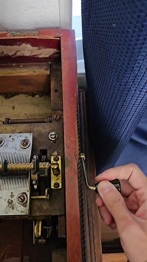 How a Disc Music Box Functions: Historic Mechanisms