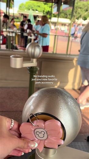 Magic Band Buddies are the way to go 💖🤭 #disneyparks #disneyparkstiktok #disneytok #disneybows #fyp