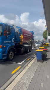 We had a tour at Unitec Waitakere campus and have came across this incredible truck collecting rubbish from these bins. What’s your thoughts on this, should HCC take a step up in bring this kind of trucks over? Your opinion. #hendersonwaitakere | Boris Teddy