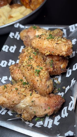 WINGS// ONE BITE// CLEAN BONE 領 How do you eat yours?! Everyone has their own way… 落 | BONEHEAD | Facebook