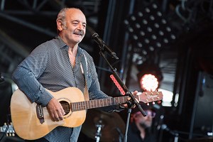 Louis Chedid : Retraite, où il habite, ses enfants, origines, âge... tout savoir du chanteur