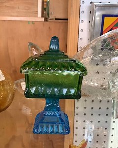 I was today years old when I realized this is how it’s done #knackvintage #jeanetteglassware #jeanetteglass #mcmglass #antiquedealersofinstagram | Knack Vintage