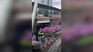 Footage of hundreds of protestors in Manchester city centre as Britain First and Stand Up To Racism march | Manchester Evening News