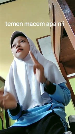 teman auth ke2 sangat aneh kan btw ini sd apa hayooo nama teman auth2 yg pake kerudung putih savila