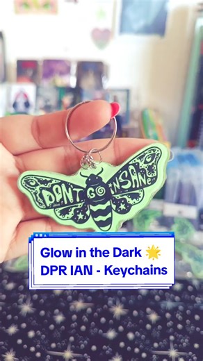 Dreamers 👁️ ya están disponibles los llaveros Glow in the Dark 🌟 manda un mensajito a Trini.Dark en instagram 🖤 . . . #dprian #dontgoinsane #dearinsanity #acrylickeychain #glowinthedark #dprmexico #dreamers