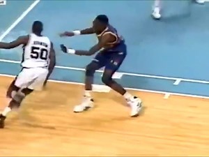 Aujourd'hui c'est l'anniversaire de David Robinson Un physique impressionnant, 2m16 mais la mobilité d'un ailier. Champion NBA, Olympique, MVP, défenseur de l'année, rookie de l'année, 10 x All-Star, un quadruple-double, un match à 71 PTS... | Generation Michael Jordan