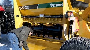 Feed hay your way with toolless adjustments to the BPX9010 bale processor cut control bar. | Vermeer Agriculture