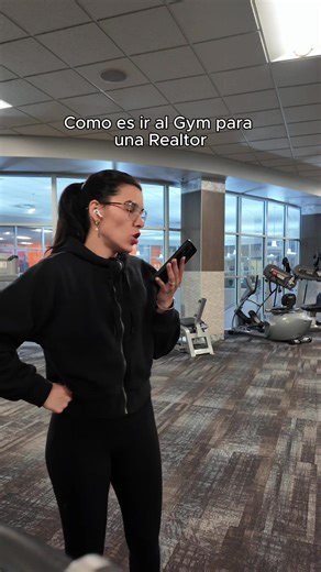 Ir al gym siendo realtor no es lo que imaginas… 😂 Aquí no levantamos pesas, levantamos llamadas, contratos, números y decisiones importantes todos los días. Ser realtor en 2026 significa estar en constante movimiento: una “serie” de llamadas con clientes, otra “serie” revisando documentos, otra más analizando el mercado y negociando… y así todos los días. Detrás de cada venta hay disciplina, constancia y mucho trabajo que no siempre se ve. Si estás pensando en comprar o vender casa en Frederick