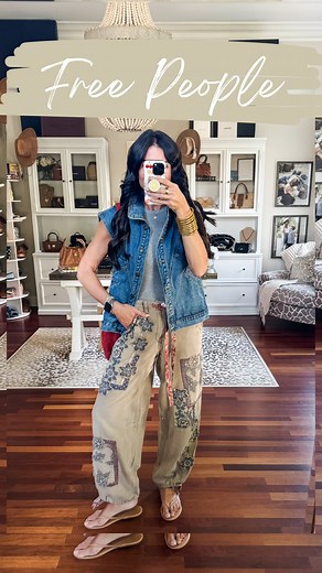 🍂STYLING MY NEW FREE PEOPLE PANTS🍂 First LIKE this post and then comment “FREE PEOPLE” below and I’ll send you all the details to shop my look👌🏼 These pants are so fun and perfect as we head into fall🍂 I’d say they run a bit big..I’m in a 2👌🏼 And this is my favorite @target $5 tank paired with this fun Amazon denim vest both size small🍂 This suede bag from @freepeople is such a beautiful bag for the price and comes in a bunch of colors! It was so fun to decorate with a bag charm and scar