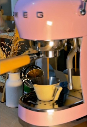 Satisfying Espresso Shot with the Smeg Espresso Machine