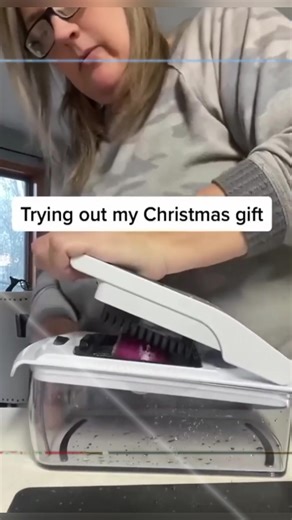 Wahh! @DA7.Valen berhasil bikin semua terpukau dan terharu🤩 salfok, para juri emang TOP banget selalu kasih perhatian ke Academia🥹✨ . . #IndosiarBawaDangdutBerkelasBerkualitas #DAcademy7Indosiar #DAcademyIndosiar