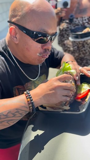 6.9K views · 1.1K reactions |  $12 CHEESEBURGER SPECIAL CAPTION $12 Cheeseburger Special TODAY ONLY  Juicy cheeseburger, toasted bun, fresh toppings — fast, fire, and affordable. Come grab one before they sell out! 1922 Broadway St  707-654-7180 | Momos Cafe | Facebook