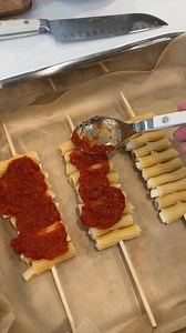 Pasta Night on a Stick! 🍝✨ Recipe below 👇 Below is the easy recipe, but first, if you need a tomato sauce recommendation, this is the BEST: https://geni.us/OsC1Q Also, get the skewers here: https://geni.us/ENz1i1 Ingredients: • 1 box rigatoni pasta • Mozzarella (cut into small pieces) • Skewers • 2 cups tomato sauce • 1 cup shredded mozzarella • Olive oil Instructions: 1. Preheat oven to 375°F (190°C). 2. Cook rigatoni until just al dente, then drain and toss lightly with olive oil to prevent 