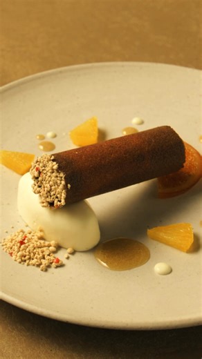 今年37周年を迎えるブルーノート東京。皆さまに感謝を込めて「アニヴァーサリー・ディナー・コース」をご用意しました。 コースをご注文いただいた方には、乾杯のシャンパーニュ〈シャルル・エドシック〉をプレゼント🥂 音楽と美食が響き合う、特別な夜をブルーノート東京で... -Amuse- ずわいがにのクラフティ・サレ かに味噌のソース Salted Snow Crab Clafoutis with Crab Miso Sauce -Appetizer- ホタテのライムマリネ きのこのコンソメジュレ Lime-marinated Scallops with Mushroom Consommé Jelly -Main- 国産牛フィレのロティ ハイビスカスとビーツのソース Roasted Japanese Beef Fillet with Hibiscus and Beetroot Sauce -Dessert- シガレット ベルガモットとバニラのエスプーマ Rolled Wafer Cookie Bergamot and Vanilla Espuma ┈┈┈┈ ▼提供期間 11/2(日)~12/