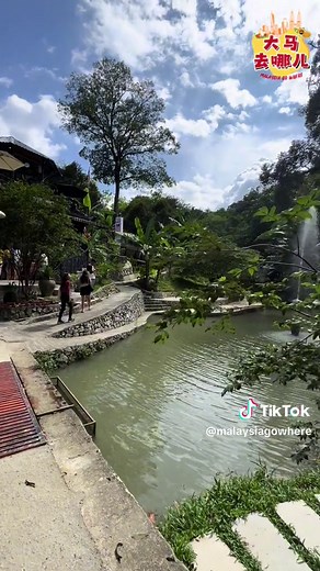 【🌿😍距离city 15mins而的世外桃源!!✨ 要上一段斜坡才能到的cafe 周末来这里放松就对啦 ！Manggis@Palimbayan Kitchen Kebun Tok Yad是被绿植环境包围的秘境，在旁晚时分一边享用美食一边吹着风感受大自然，顺便散散心☘️】 坐在高空中面朝一片树林. 还可以面向喷泉湖泊 这样用餐也太惬意！餐厅提供西式，马来式餐点，食物摆盘精致，偶尔还有小小乐队演出哦！ 可以在这里办小小的event，甚至看过有人办生日会，求婚！ 老板人超nice 看得出很用心经营这个地方 🥹❤️ . 建议傍晚来，因为是open air所以下午会有点热 坐在靠近下面小河的话也有蚊子哦！ 📍 Manggis （Monday closed) Palimbayan, Jalan Palimbayan Kampung Palimbayan, Kampung Sungai Penchala, 60000 Kuala Lumpur, Wilayah Persekutuan Kuala Lumpur 🔸🔷🔸🔷🔸🔷🔸🔷🔸🔷 LIKE ⬇⬇ 大马去哪儿 Malays