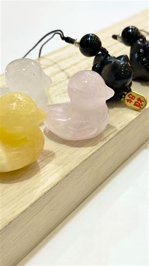 スリーエイト★スタッフ on Instagram: "12月29日(月）朝10時30分からのライブ配信にて、 《アヒル彫刻・猫ストラップ》をご紹介します💖 可愛いアヒルの置物・全てオブシディアンの猫ちゃんストラップ🐈 しゃちょーのアカウント @three_eight_38 新着情報最速‼️フォロー推奨でっす(((o(*ﾟ▽ﾟ*)o))) スリーエイトスタッフ なーち姫でした👸🏻 #天然石 #パワーストーン #ローズクォーツ #水晶 #シルバーオブシディアン"