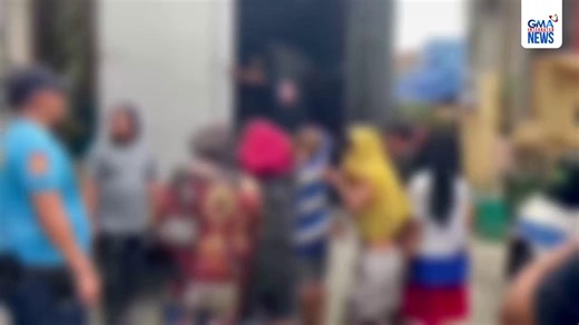 PANOORIN: Arestado ang 17 katao matapos maaktuhan umanong nagnanakaw ng underground copper cable ng isang internet provider sa kahabaan ng Alabang- Zapote Road, Brgy. Talong Uno, Las Piñas, pasado alas-3 ng madaling araw, Jan. 10, 2026. Batay sa imbestigasyon ng Las Piñas Police, isang grupo ang mga suspek at mula pa umano sa Maynila. Kuwento raw ng mga salarin, may isang tao na nag-recruit sa kanila at nangakong babayaran sila ng P1,200 kada tao kapalit ng pagbubuhat ng kargamento. Isinakay uma