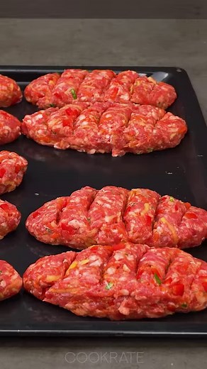 Vieille recette allemande oubliée dans le cahier de grand-père ! Une gourmandise Ingrédients: viande hachée - 1 kg pommes de terre - 200 g carotte - 150 g oignon - 150 g poivron rouge - 1 pièce aneth et persil - 20 g ail - 30 g oeufs - 2 pièces sel - 10 g poivre noir - 5 g paprika rouge - 5 g Taille du moule 35 X 42 cm AU FOUR À 180 °C/25 minutes sucre - 10 g vinaigre - 5 ml huile d'olive - 30 ml eau - 30 ml oignon rouge - 1 pièce oignon - 1 pièce aneth et persil - 20 g chou mariné à la carotte 