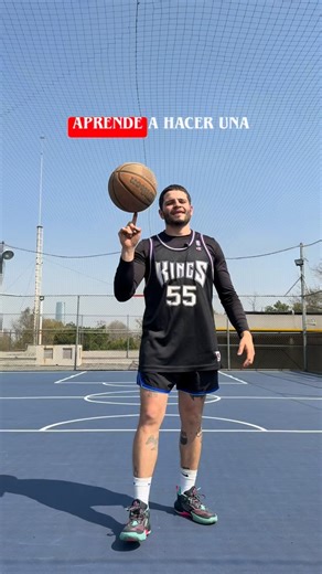 Diego Báez on Instagram: "Finta de pase 🏀 guárdalo para tu bag si vas empezando‼️ y no te olvides de seguirme para más contenido de basket . #basquetbolista #diegodunks #baloncesto"