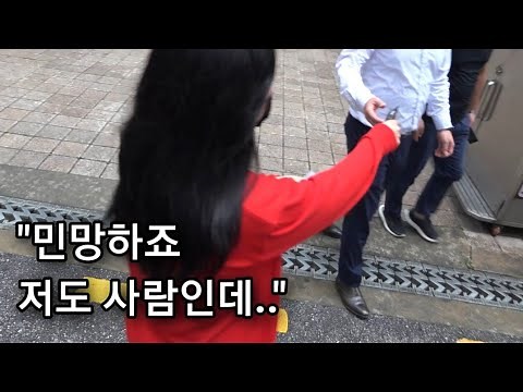 장사가 안돼서 길에서 전단지 돌리는 여사장님