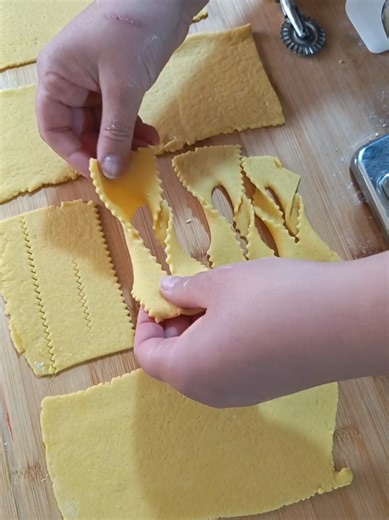 Chiacchiere Ingredienti 300 g farina ( q.b.) 80 g zucchero a velo 2 uova 2 fiale aroma (anice o un bicchierino di liquore) 50 g burro Mezza bustina lievito in polvere per dolci per friggere olio di semi di girasole per cospargere q.b. zucchero a velo Strumenti 1 Rotella dentata 1 Macchina per pasta 1 Mattarello in silicone Passaggi Procedimento tradizionale Setacciate la farina, il lievito e lo zucchero a velo. Aggiungete le uova e l’anice. Unite il burro e incorporate per bene tutti gli ingredi