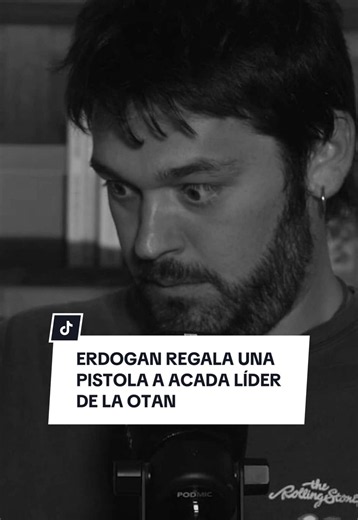 El insólito regalo de Erdogan: por qué el presidente turco ha puesto en jaque la seguridad de la OTAN con un revólver Magnum .357. 🌍🕵️‍♂️🔫 La diplomacia internacional está acostumbrada a los intercambios protocolarios de artesanía, libros o condecoraciones. Sin embargo, el presidente de Turquía, Recep Tayyip Erdogan, ha roto todos los manuales de cortesía institucional en la reciente cumbre de la OTAN en Ankara. Como obsequio de despedida, Erdogan entregó a cada uno de los mandatarios aliados