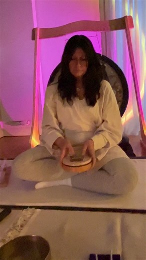 Finde Ruhe und inneren Frieden mit diesen Klängen. Lass deine Gedanken still werden und lausche den Klängen. Komm zu meinen Gong & Sound Bath und erlebe die Kraft von Sound Healing! #entspannung #ruhe #stressabbau #krafttanken #soundbath #meditation #klang #wohlfühlen #wellness #wohlbefinden #hamburg #nordheide #buchholznordheide