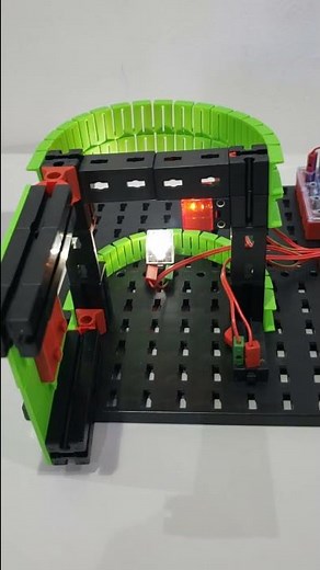 Robot Programming for children with Fischertechnik: Fridge door
