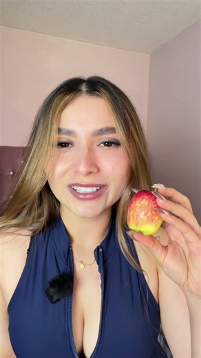 Relájate conmigo 🫦 Comiendo fruta muy cerca de tu oído