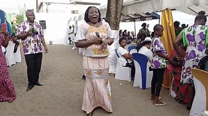 34K views · 1.5K reactions | La Chantre Emi Tiapo était présente à Yopougon Toits Rouges pour encore égayer des mariés. Nous avons vu un couple dynamique danser avec leur Chantre préférée. Gloire à Dieu! Suivez votre Chantre Emi TIAPO sur: Site web : www.emitiapo.com Facebook : Emi Tiapo Officiel Youtube : Emi Tiapo - Officiel Instagram : emitiapo225 Pour toutes vos cérémonies, un seul contact : +225 0708081529 Chantre Emi Tiapo | EMI TIAPO Officiel | Facebook