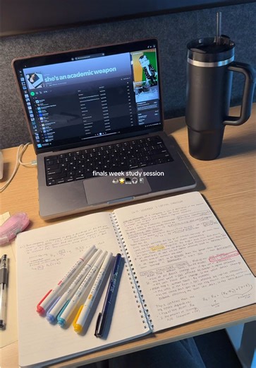 graduating very soon so I have to put in the work 🏋🏻‍♀️ #studywithme #studytok #studymotivation #studyvlog #motivation use my code ALEXAESCOBEDO for @omniluxled shower skin/bodycare routine: @UNOVE.global @ESW Beauty @FRENSHE