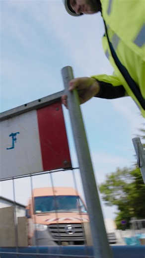 Jede große Veränderung beginnt mit dem ersten Spatenstich. 😉 Fabian und David nehmen dich mit auf ihre Baustelle. Denn hier beginnt die Wärmewende für dein Zuhause. 🙌 Nach dem Ausbau der Leitungen und dem Anschluss an unser Netz, ersetzt eine kleine, wartungsfreie Übergabestation deine gesamte alte Heizanlage. Sie übernimmt die Wärmeübergabe aus dem zentralen Netz an deinen Heizkreislauf - sauber, leise und extrem platzsparend. Möchtest du mehr über die Vorteile und die Verfügbarkeit von Fernw