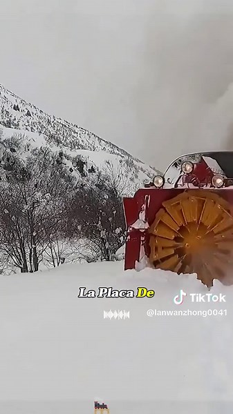 HowDoTrainsKeepMovingThroughMassiveSnowstorms?MeettheSnowplowTrain!#RailroadMachines#SnowRemoval#PowerfulMachines#ice#usausausa🇺🇸🇺🇸🇺🇸