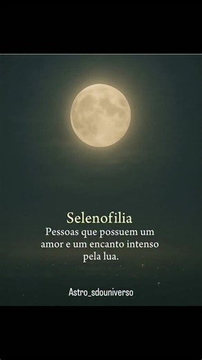 astro_sdouniverso on Instagram: "Já aconteceu de você levantar os olhos pro céu e sentir que a Lua parece responder de volta, num silêncio que só você entende. Esse tipo de conexão tem nome Selenofilia, o termo usado para descrever quem desenvolve uma admiração profunda e contínua pelo nosso satélite natural. Na prática, é quando a Lua deixa de ser apenas um ponto luminoso e passa a funcionar quase como um marcador interno de tempo e emoção. As fases dela viram referência, orientação, rotina vis