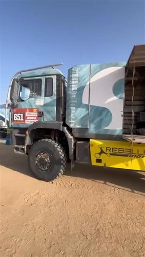 Dernière étape sur le Dakar, l’occasion de faire un clin d’œil à notre camion assistance qui nous a aidé à deux reprises pour nous permettre de continuer l’aventure durant ces deux semaines 🙌 Stéphane Corrand Corelec Équipements Vola Racing Therm-Ic Oreca Store | Benjamin Boulloud