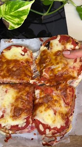 Pizza toast in friggitrice ad aria 🍕 Ingredienti: 8 fette di pane Sugo Mozzarella Prosciutto cotto Cottura: 12 min 180 gr in friggitrice Ricette ricettefacili pizza toast | Laura.foodblog