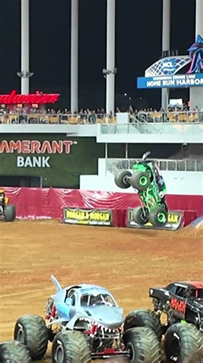 Adam Anderson Lands a BACKFLIP into a MOONWALK! Grave Digger – Monster Jam Miami 2026 #monsterjam