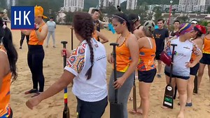 Pinatunayan ng mga Filipino domestic workers ang kanilang galing sa iba't ibang klase ng sports na pinakita sa Dragon Boat festival, noong June 3, sa pangunguna ng lider ng grupo ng Filipino Dynamo na si Liza Avelino. Isang pagpapakita ito na ang paglahok sa ganitong event ay nagbibigay lakas o empowerment sa mga Filipino domestic workers na kahanga-hanga at inspirasyon din sa iba. PANOORIN at ibahagi upang magbigay lakas at inspirasyon sa ating kababayan Filipino Dynamo Dragon Boat Team WATCH: 